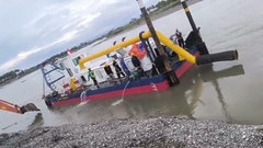 Una draga de aspiración por chorro realiza pruebas en un río de Indonesia